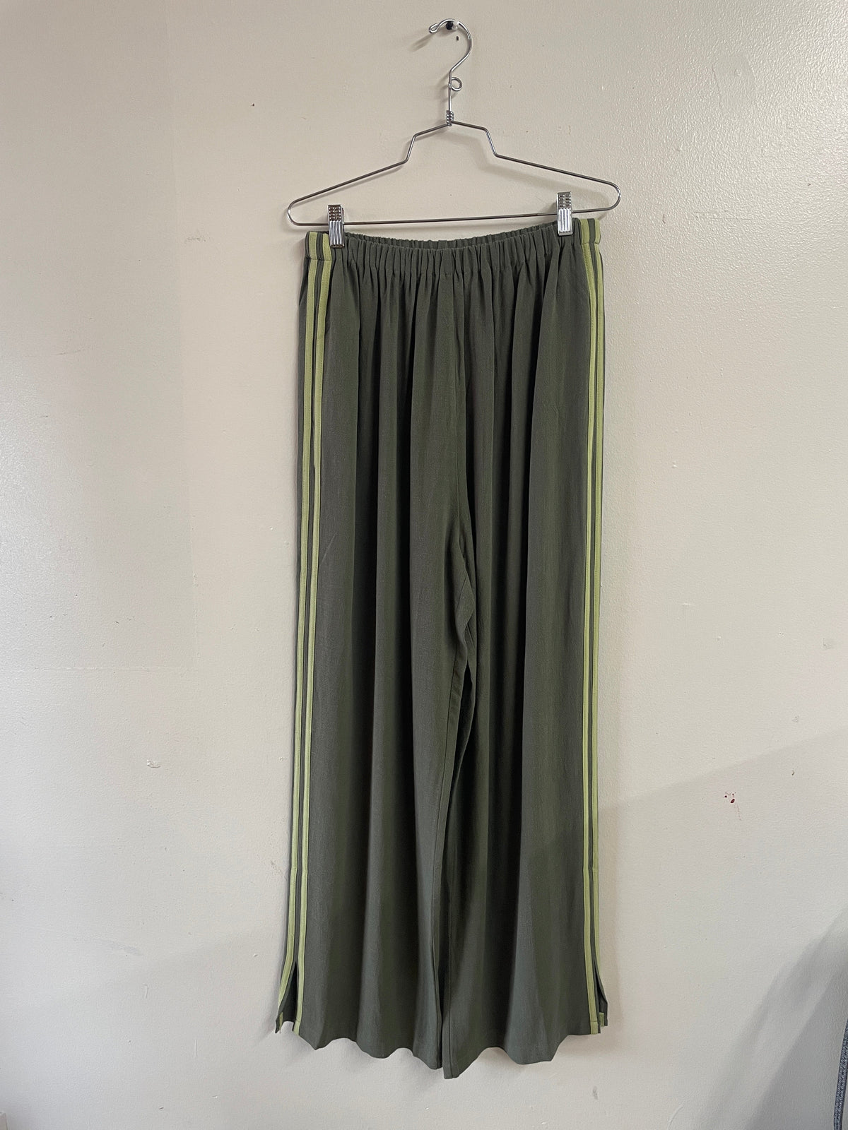 #27: L Scrap Sporty Lazy Pants Soft Linen - Army Green / Sage Green